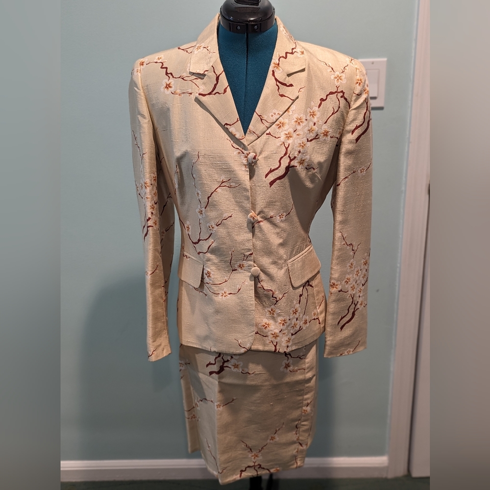 Beautiful Silk floral cream/yellow skirt suit set size S.. excellent condition.